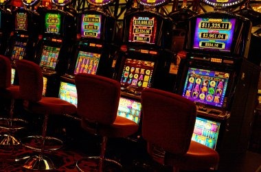 Live casino table with dealer in HD streaming on eos77 mobile app